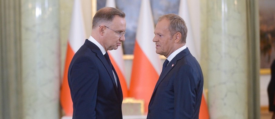"To, co robicie teraz, to zwykłe tupanie nóżką" - tak prezydent Andrzej Duda zareagował w sobotę na wpis premiera Donalda Tuska skierowany do niego, prezydenta elekta Karola Nawrockiego i prezesa PiS Jarosława Kaczyńskiego. Premier napisał wcześniej, że "uczciwi nie mają się czego obawiać", nawiązując do kwestii protestów wyborczych. "Pan Donald Tusk z kolegami nie potrafią się pogodzić z przegraną w wyborach prezydenckich" - napisał w obszernej ripoście prezydent. Mocnych słów padło o wiele więcej.