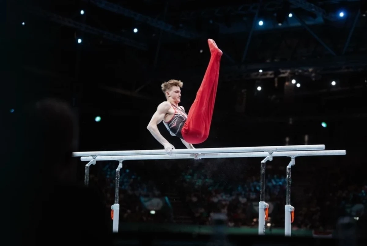 Kacper Garnczarek to reprezentant Polski w gimnastyce. Na koncie ma już złote medale mistrzostw kraju i występy w mistrzostwach Europy czy Pucharach Świata. Pochodzący z Katowic gimnastyk ma za sobą 3 lata studiów na Uniwersytecie w Pensylwanii w Stanach Zjednoczonych. Jak sam przyznaje, to doświadczanie mocno na niego wpłynęło - nie tylko pod kątem sportowym. Celem na najbliższe miesiące jest dobry start na Uniwersjadzie w Niemczech, a później walka o olimpijską kwalifikację. "Jest to moje marzenie, żeby wystartować w igrzyskach olimpijskich w Los Angeles" - przyznaje Garnczarek, który w przyszłym roku akademickim będzie kapitanem swojej uczelnianej drużyny. O studiach w USA, rywalizacji w lidze akademickiej, Uniwersjadzie i Igrzyskach Olimpijskich w LA rozmawiał z nim Wojciech Marczyk z redakcji sportowej RMF FM. 