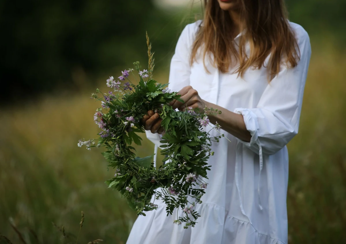 Noc Kupały to szczególny czas - zarówno w przyrodzie, jak i tradycji. "To hołd oddawany pewnym procesom naturalnym, od których dzisiaj się nie tyle odżegnaliśmy, co po prostu straciliśmy z nimi kontakt" - mówi RMF FM dr Damian Kasprzyk z Instytutu Etnologii Uniwersytetu Łódzkiego.