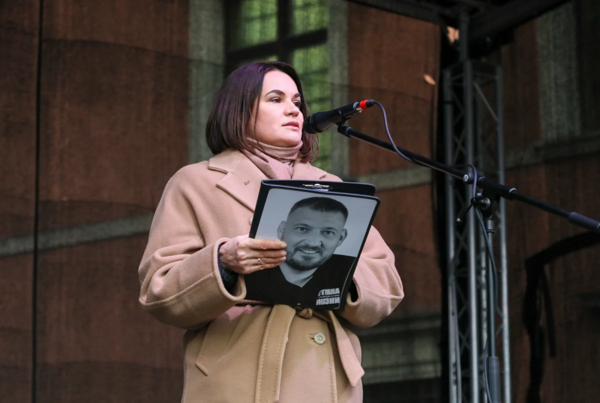 "Mój mąż Siarhiej jest wolny! Trudno opisać radość w moim sercu. Dziękujemy za wszystkie Wasze wysiłki" - napisała w sobotę po południu na platformie X liderka białoruskiej opozycji Swiatłana Cichanouska, zwracając się m.in. do Donalda Trumpa, Keitha Kellogga, a także europejskich sojuszników. "Nie skończyliśmy. 1150 więźniów politycznych pozostaje za kratkami. Wszyscy muszą zostać uwolnieni" - dodała. Cichanouski znalazł się w grupie 14 zwolnionych więźniów politycznych, wśród których jest też trzech Polaków.