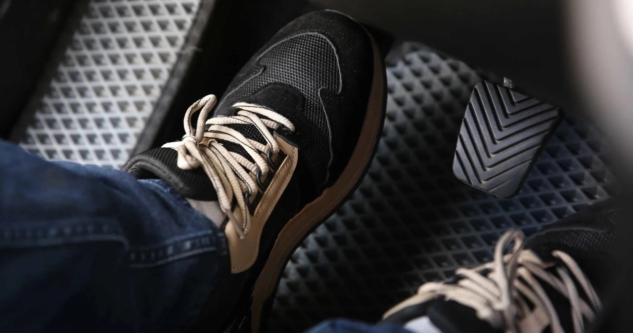 Kierowcy wciskający lewy pedał podczas dojeżdżania do świateł będą ukarani