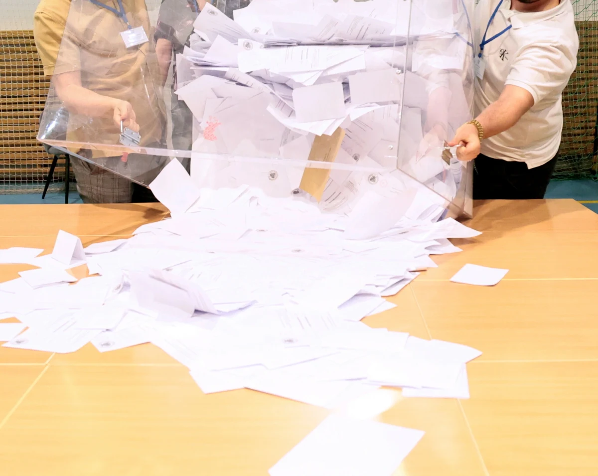 W 9 komisjach stwierdzono nieprawidłowości, w tym w 7 doszło do zamiany głosów, co skutkowało błędnym przyjęciem, że większą liczbę głosów w tych obwodach uzyskał Karol Nawrocki - poinformowała rzeczniczka Prokuratora Generalnego. Adam Bodnar dodał, że "prokuratura bada możliwość popełnienia przestępstwa".