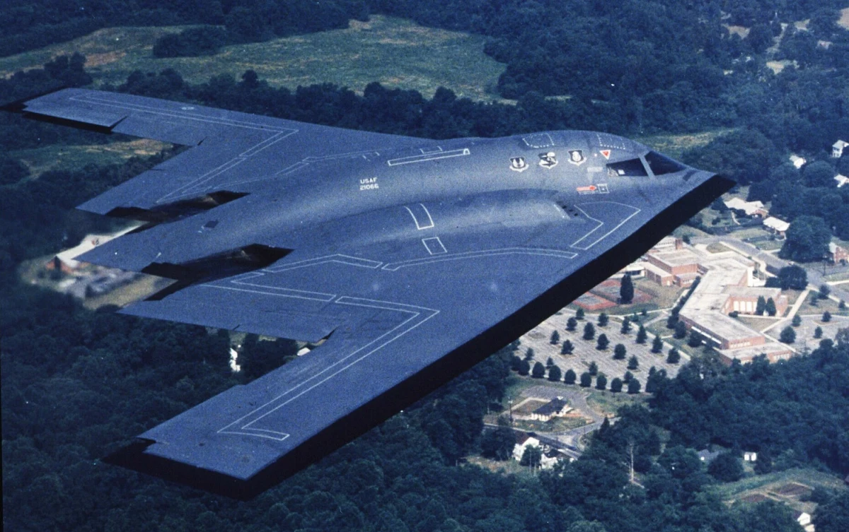 "Amerykańskie bombowce strategiczne B-2, samoloty zdolne zniszczyć podziemny obiekt nuklearny Fordo w Iranie, opuściły USA" - taką informację przekazał w sobotę izraelski dziennik "Haaretz". Ambasador USA w Izraelu poinformował natomiast, że "Departament Stanu rozpoczął loty z pomocą z Izraela w związku z jego konfliktem z Iranem". Sytuacja staje się tym bardziej niepokojąca, że Międzynarodowa Agencja Energii Atomowej potwierdziła właśnie zniszczenie przez Izrael fabryki produkującej wirówki do wzbogacania uranu w Isfahanie w Iranie. "Wall Street Journal" potwierdza, że Pentagon wysłał bombowce, natomiast "nie wydano rozkazu przygotowania B-2 do ataku".