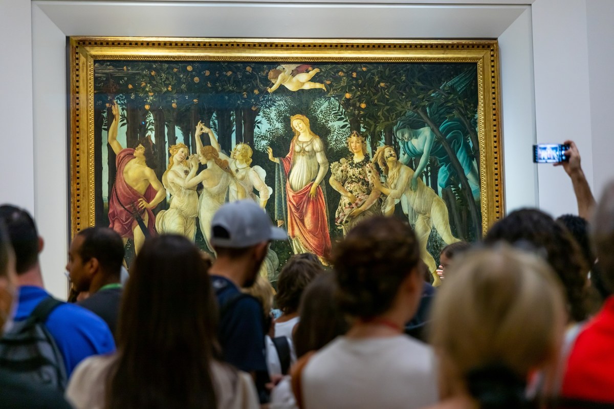 ​W Galerii Uffizi we Florencji wprowadzone zostaną ograniczenia dotyczące robienia selfie - zapowiedział w sobotę dyrektor muzeum Simone Verde po incydencie, do jakiego doszło tam rano. Jeden ze zwiedzających, robiąc sobie zdjęcie, wpadł na XVIII-wieczny obraz i lekko go uszkodził.