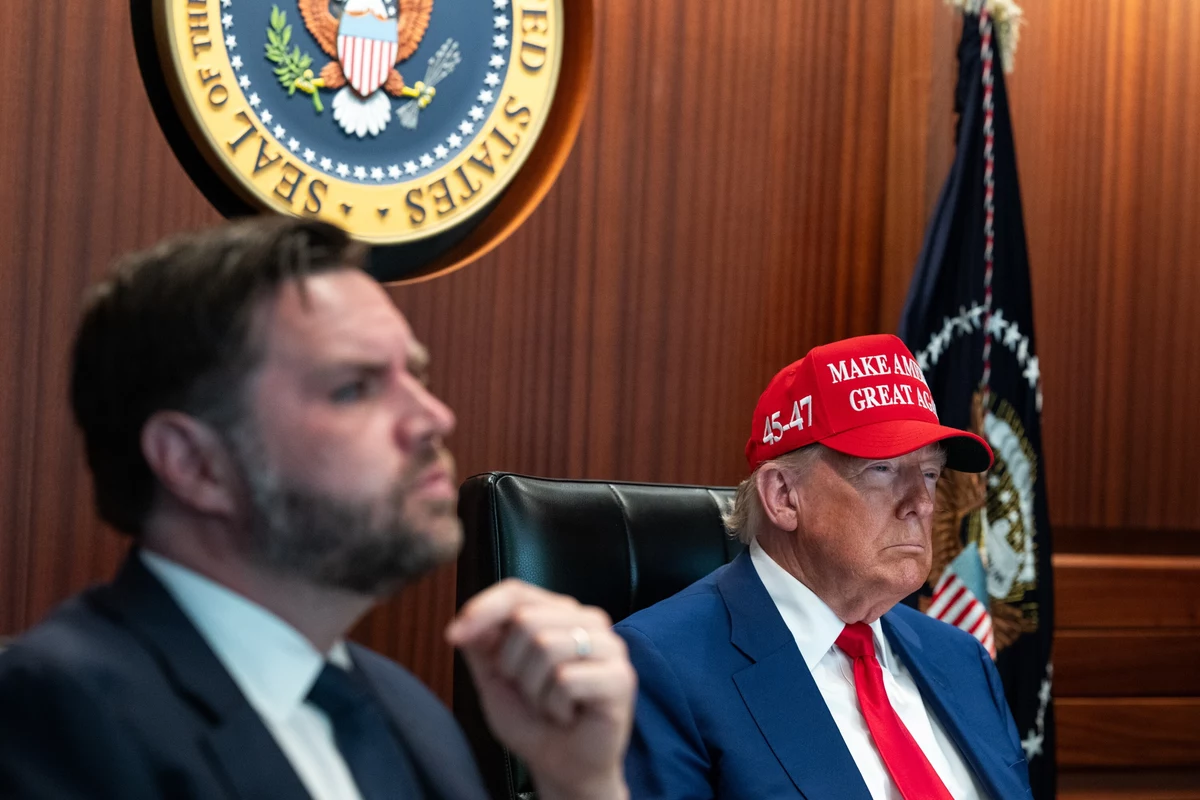 Prezydent USA Donald Trump miał podjąć decyzję o ataku na Iran już w środę – podał magazyn "The Atlantic". Z informacji, do których dotarło medium, wynika, że Trump zakomunikował to jedynie w prywatnych kontaktach, a jego publiczne zapowiedzi, iż podejmie decyzję w ciągu dwóch tygodnia, były jednie zasłoną dymną. Uderzenie w kompleks nuklearny Teheranu wzbudziło różne reakcje w samej Ameryce. Część polityków okazała działaniom wsparcie. Część krytykuje prezydenta za wprowadzenie narodu w błąd.
