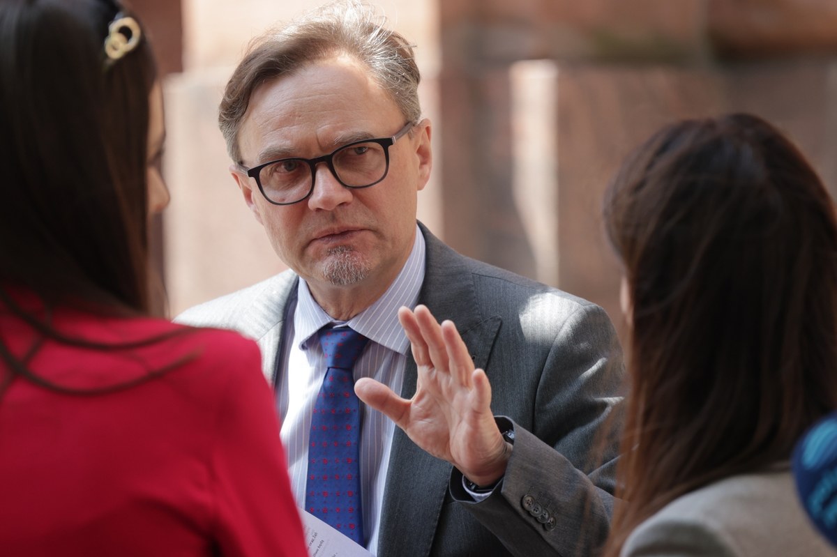 MSZ nie ma żadnych informacji o polskich rannych - powiedział w niedzielę rzecznik resortu Paweł Wroński, nawiązując do eskalacji sytuacji na Bliskim Wschodzie i amerykańskich atakach na infrastrukturę nuklearną Iranu. Poinformował również, że w niedzielę planowany jest przylot do Polski ostatniej grupy obywateli ewakuowanych z Izraela.