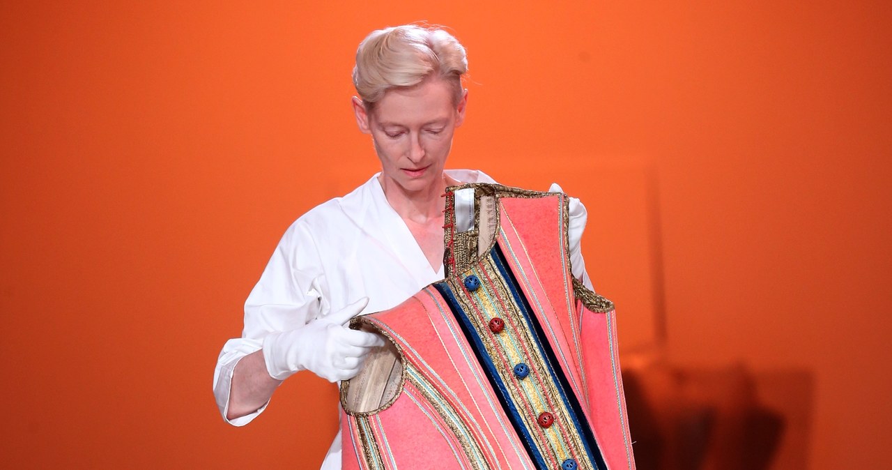 Tilda Swinton - laureatka Oscara, uhonorowana w tym roku honorowym Złotym Niedźwiedziem na Berlinale - przyjechała do Polski z niezwykłym spektaklem. Do 23 czerwca, podczas 35. Malta Festival w Poznaniu, można oglądać aktorkę przymierzającą blisko trzydzieści kostiumów i rekwizytów zaprojektowanych do dzieł włoskiego mistrza kina Pier Paolo Pasoliniego. W późniejszym terminie performance obejrzą również w TVP widzowie Teatru Telewizji.