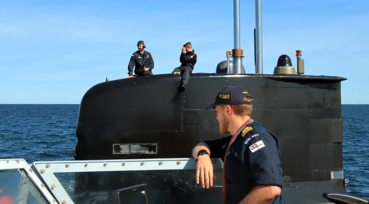 Podczas niedawnych międzynarodowych ćwiczeń wojskowych Baltops na pokładzie szwedzkiej łodzi podwodnej doszło do niecodziennego kryzysu – załodze zabrakło kawy. Z pomocą amatorom czarnego napoju ruszyli Brytyjczycy. Choć sytuacja może wydawać się zabawna, wojskowi wskazują, że w rzeczywistości pokazała, jak ważna jest współpraca sojusznicza i szybka reakcja w trudnych warunkach.