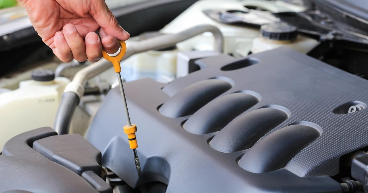 Silnik bierze 0,5 l oleju na 1000 km. Czy to normalne?