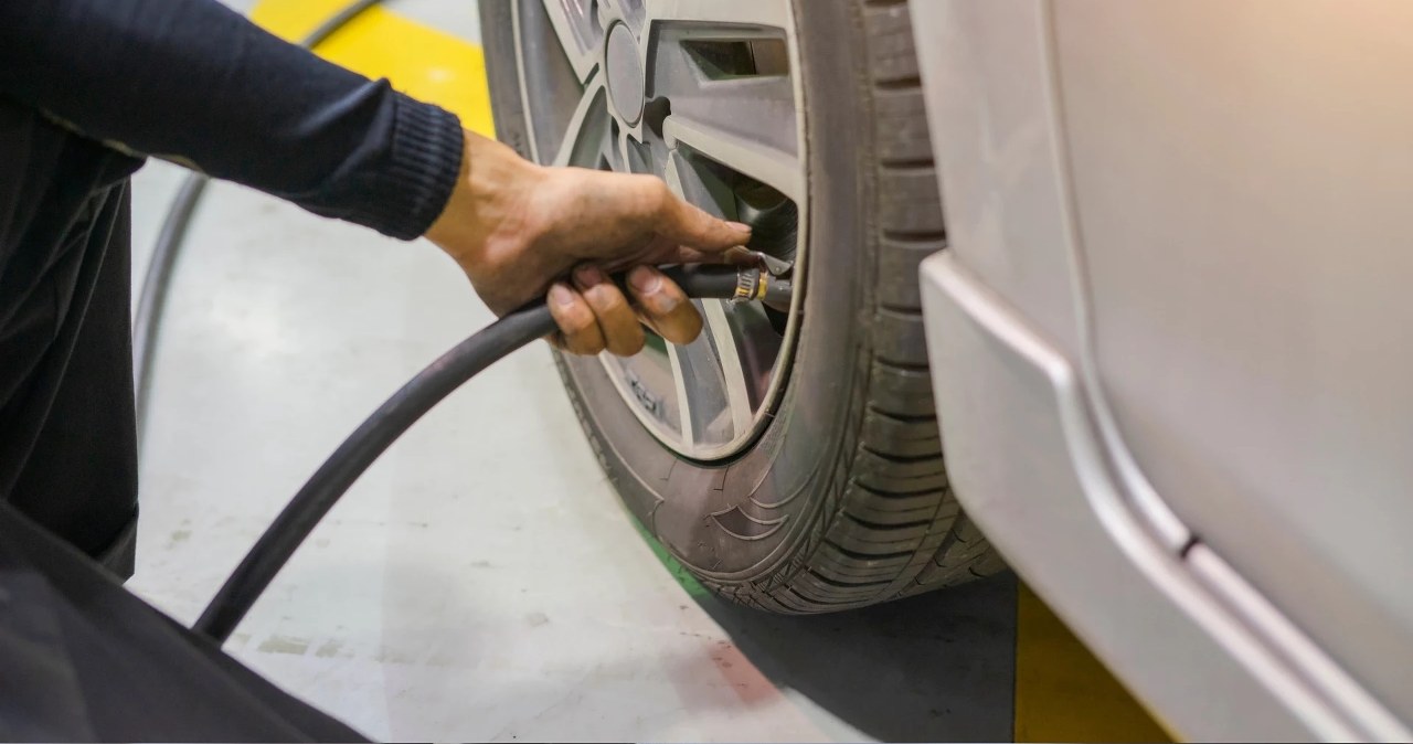 Pompowanie opon azotem ma swoje plusy, ale też jeden ogromny minus