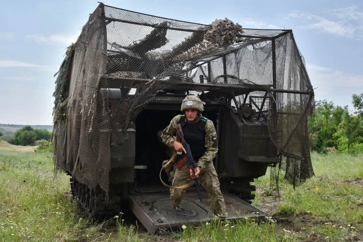 Ukraińskie wojska umocniły swoje pozycje w obwodzie sumskim, na północnym wschodzie kraju – taką informację przekazał w niedzielę naczelny dowódca Sił Zbrojnych Ukrainy, gen. Ołeksandr Syrski. Ukraińcy przesunęli się w głąb pozycji Rosjan w okolicach przygranicznej Junakiwki i kontrolują ok. 90 km kw. w rejonie głuszkowskim obwodu kurskiego w Rosji.