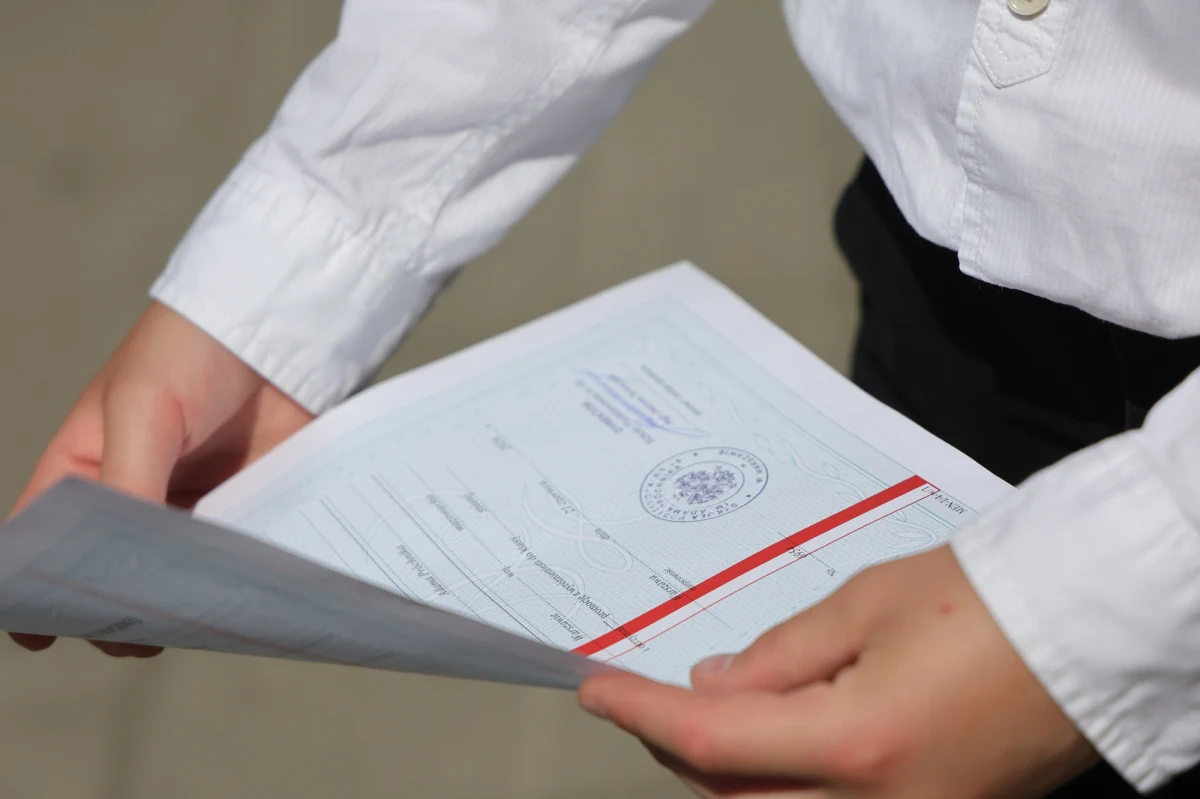 Zakończenie roku szkolnego to czas, który dla wielu uczniów i ich rodziców wiąże się z wielkimi emocjami. Ocenami na świadectwie, które uczniowie otrzymają w piątek, 27 czerwca, zapisywane są nie tylko ich wyniki w nauce, ale także otwierają się przed nimi nowe możliwości i perspektywy. Za sprawą świadectwa z biało-czerwonym paskiem, które jest wizytówką wybitnych osiągnięć, uczniowie mogą liczyć na preferencyjne traktowanie podczas rekrutacji do szkół średnich, a także na szansę na uzyskanie prestiżowych stypendiów.