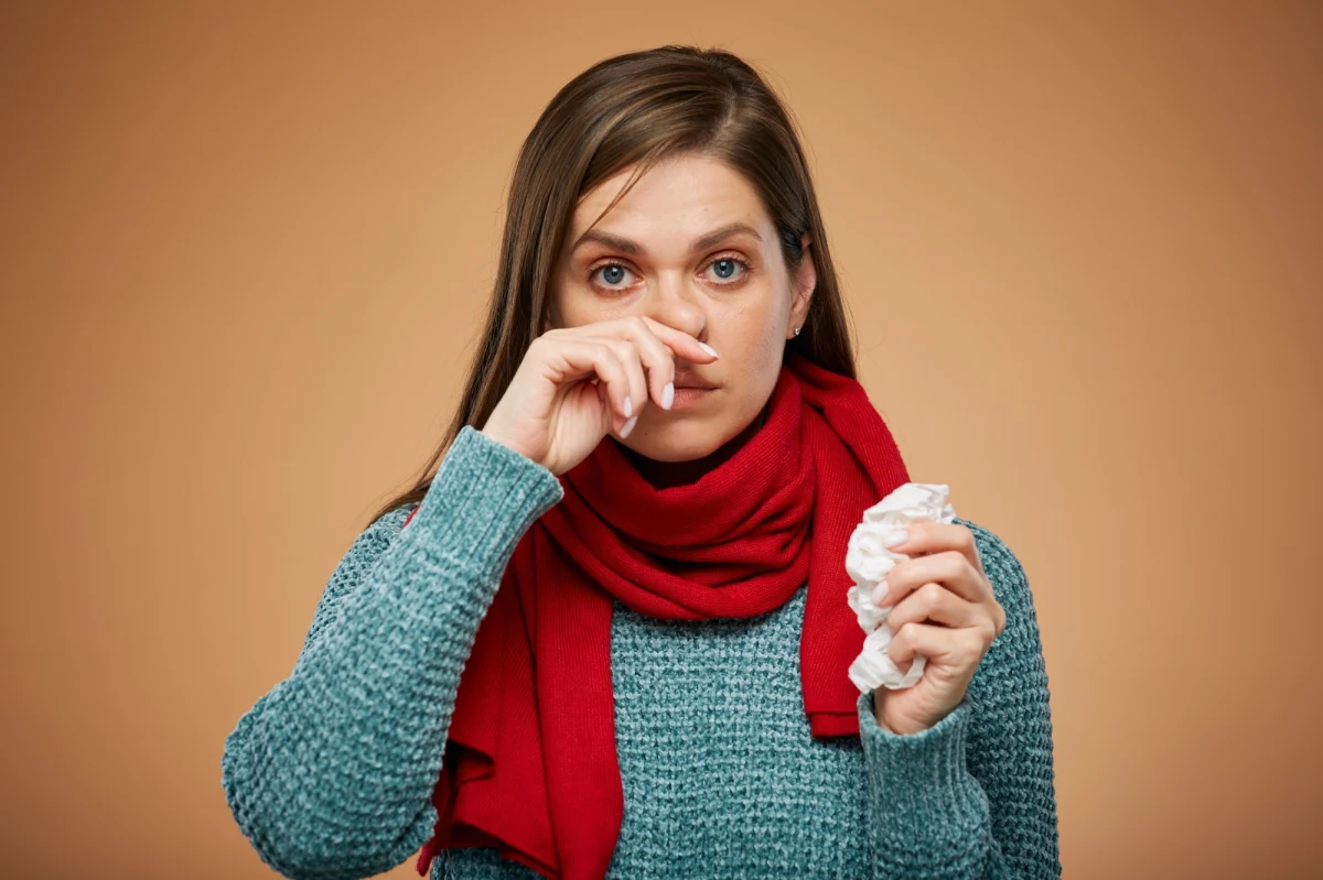 W czasach, gdy świat wciąż zmaga się z konsekwencjami pandemii Covid-19 oraz sezonowymi atakami grypy, naukowcy nieustannie poszukują nowych metod przewidywania i zapobiegania kolejnym falom zachorowań. Najnowsze badania przedstawione podczas corocznego zjazdu American Society for Microbiology w Los Angeles rzucają światło na nieoczekiwane związki między poziomem zarodników grzybów w powietrzu a wzrostem przypadków wirusowych infekcji dróg oddechowych. Czy monitorowanie powietrza, którym oddychamy, stanie się nowym narzędziem w walce z epidemiami?