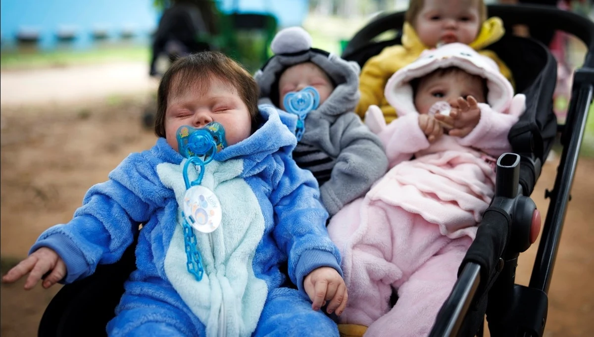 W ostatnich tygodniach w Brazylii rozgorzała debata, której głównymi bohaterami są hiperrealistyczne lalki niemowlęce. Te niezwykle realistyczne figurki, znane jako lalki „reborn”, wywołały moralną panikę, skutkującą wprowadzeniem około 30 projektów ustaw w całym kraju. Propozycje te dotyczą m.in. zakazu korzystania z publicznej opieki zdrowotnej przez lalki oraz ograniczeń dla kolekcjonerów w używaniu ich do uzyskiwania pierwszeństwa w kolejkach do usług publicznych. 