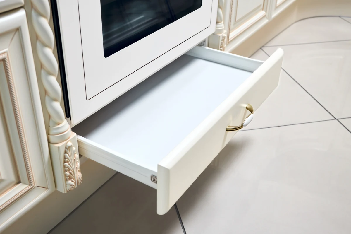 W sercu domowego zacisza, gdzie aromaty i smaki splatają się w harmonijną całość, kryje się tajemnica, o której mało kto wie. Mowa o szufladzie umieszczonej tuż pod piekarnikiem - przestrzeni, która w codziennym pośpiechu często jest przeoczana, a jej prawdziwe przeznaczenie pozostaje zagadką. Przyjrzyjmy się bliżej temu kuchennemu elementowi, który może okazać się nieocenionym pomocnikiem w naszym kulinarnym świecie.