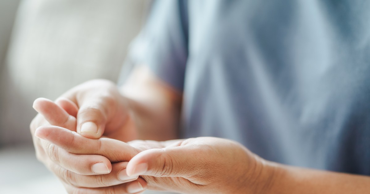 Mokre ręce to istotny objaw. Niedomagać może tarczyca, a choćby serce