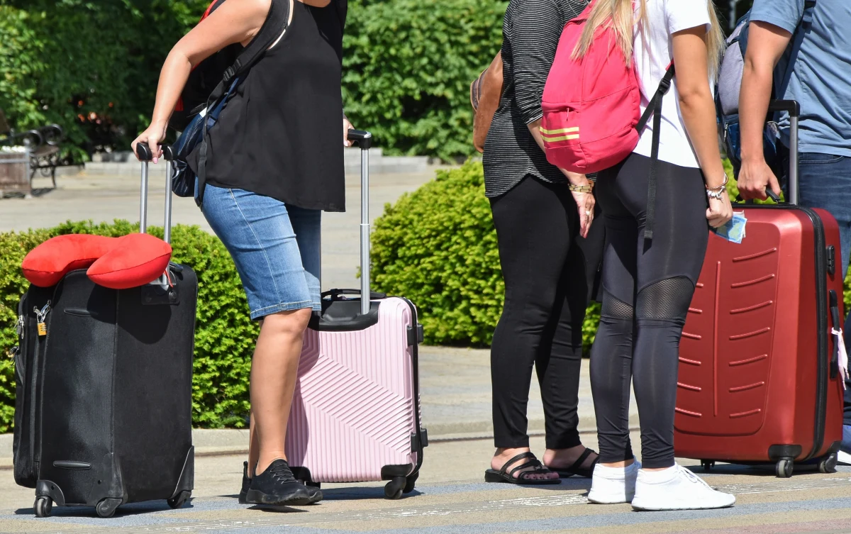 Polacy wciąż lekceważą zagrożenia zdrowotne związane z podróżami do egzotycznych krajów - alarmują eksperci, ostrzegając, że to "igranie z losem". Brak szczepień ochronnych i profilaktyki przeciwmalarycznej może mieć tragiczne konsekwencje. Są pierwsze zgony.