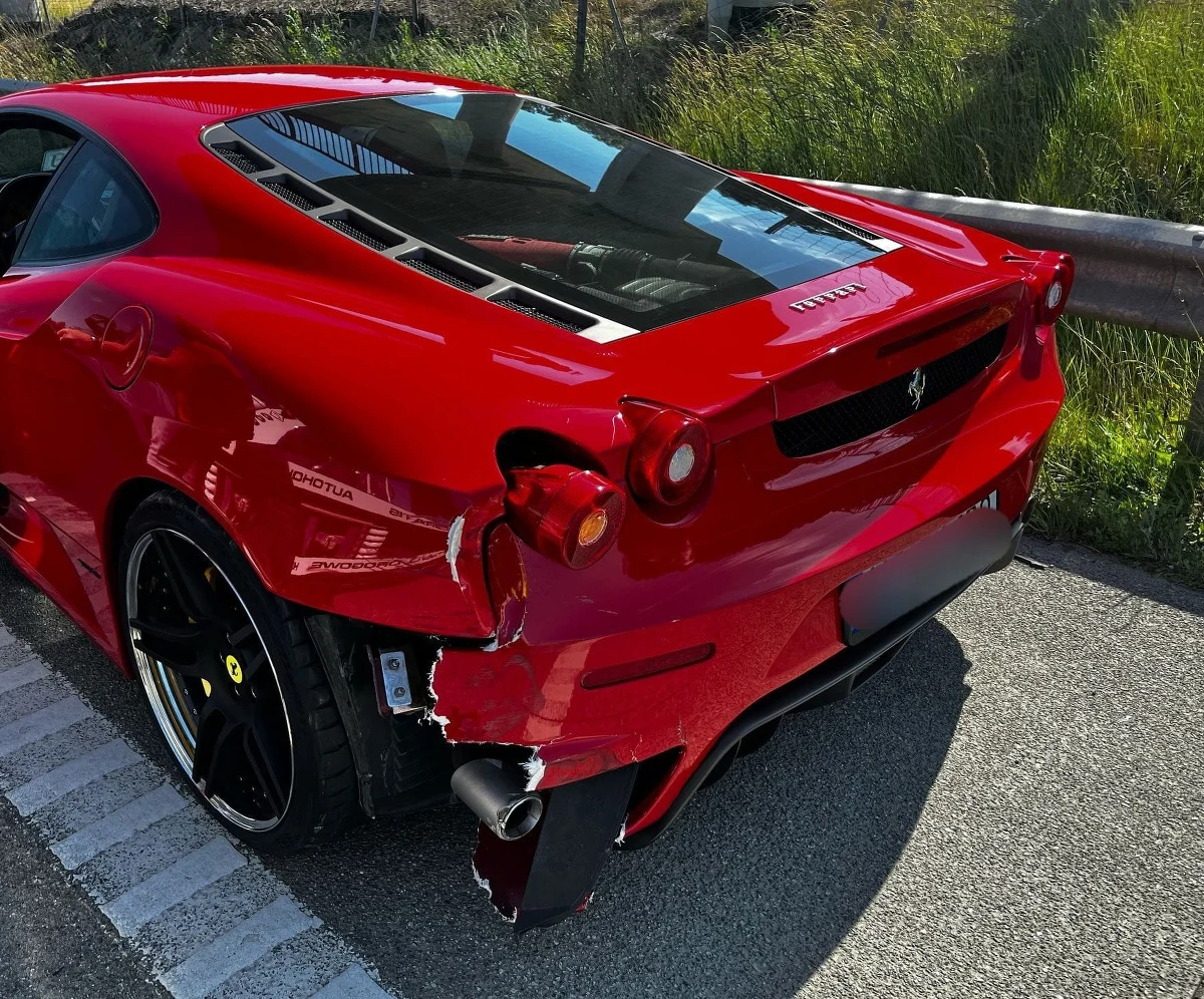 Na S7 - za węzłem Tarczyn w stronę Radomia - w niedzielę po południu doszło do groźnego wypadku. Informację dostaliśmy na gorącą linię RMF FM. Motocyklista najechał na tył ferrari. Ranny kierowca yamahy został przewieziony do szpitala.