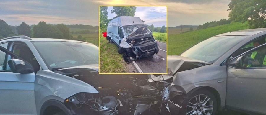 W niedzielę około godziny 18:30 w miejscowości Przybkówko (woj. zachodniopomorskie) na drodze wojewódzkiej nr 171 zderzyło się pięć pojazdów: trzy samochody osobowe, bus osobowy oraz bus dostawczy. Nie żyje kobieta.