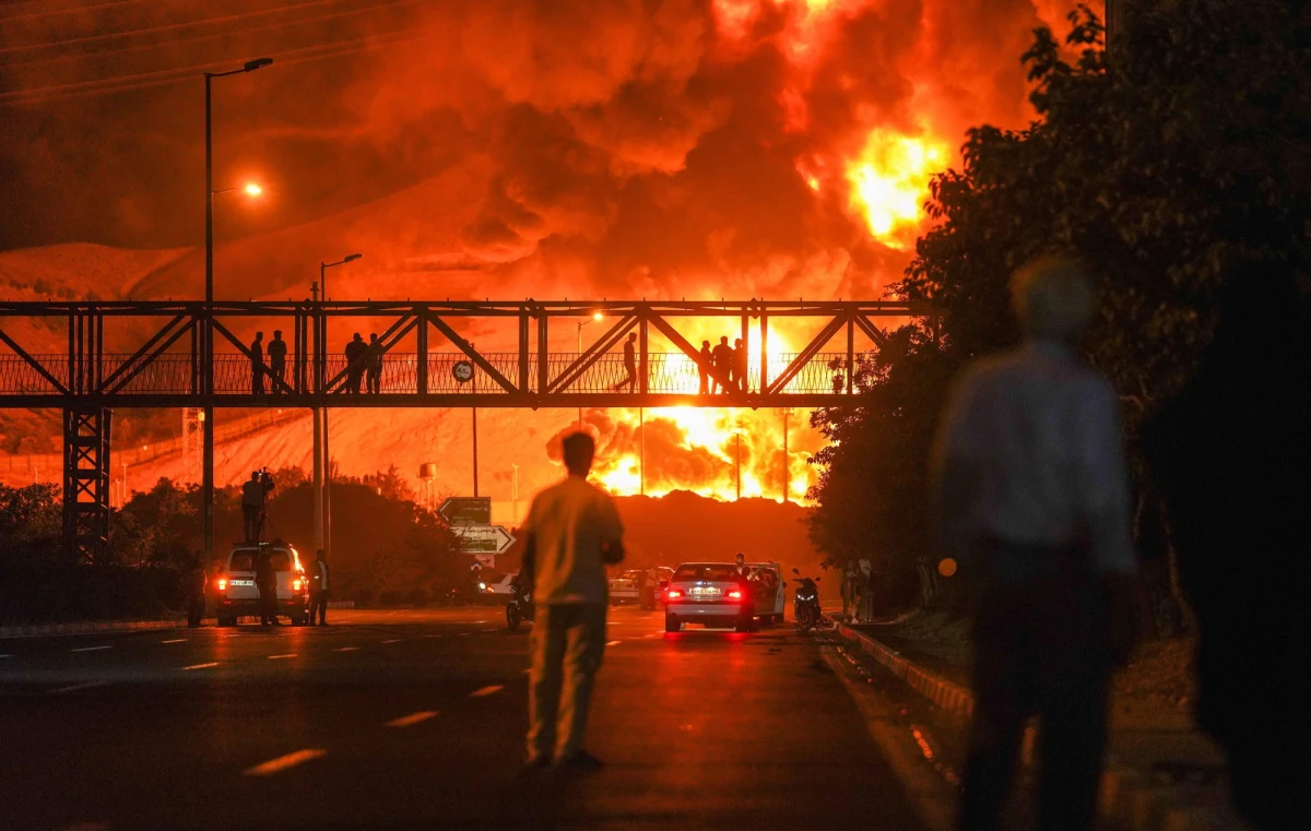 Noc z niedzieli na poniedziałek przebiegła pod znakiem kolejnych ataków izraelskiego lotnictwa na Iran. Serię potężnych eksplozji odnotowano m.in. w centralnych rejonach Teheranu; Tel Awiw zaatakował też kompleks wojskowy Parchin, który znajduje się ok. 30 km na południowy wschód od stolicy Iranu. Źródła izraelskie podały, że siły irańskie odpowiedziały, wystrzeliwując rakiety w kierunku Izraela.