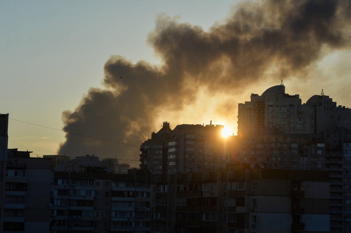 Zabici i ranni, ludzie pod gruzami. Rosjanie uderzyli w Kijów