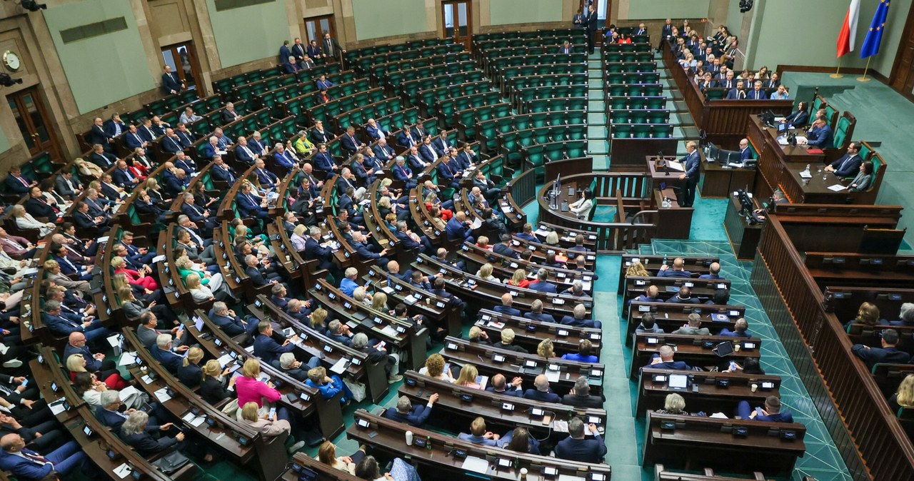 Ile tak naprawdę zarabiają posłowie? NIK przedstawia wyliczenia