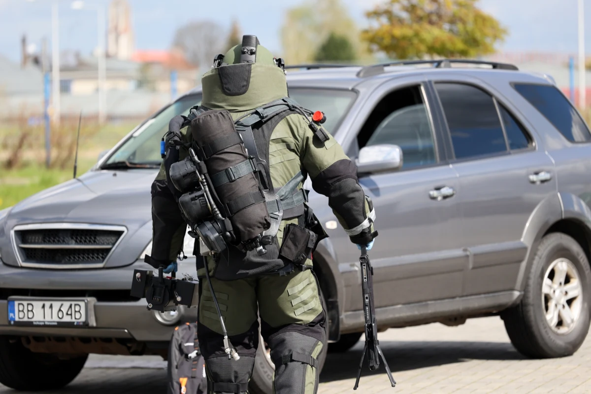 Na plaży w Łukęcinie (gm. Dziwnów, woj. zachodniopomorskie) znaleziono pocisk moździerzowy z czasów II wojny światowej. Był wbity pionowo, na głębokości 10 cm, ok. dwóch metrów od linii brzegowej. Saperzy zapowiedzieli, że w poniedziałek zostanie usunięty.