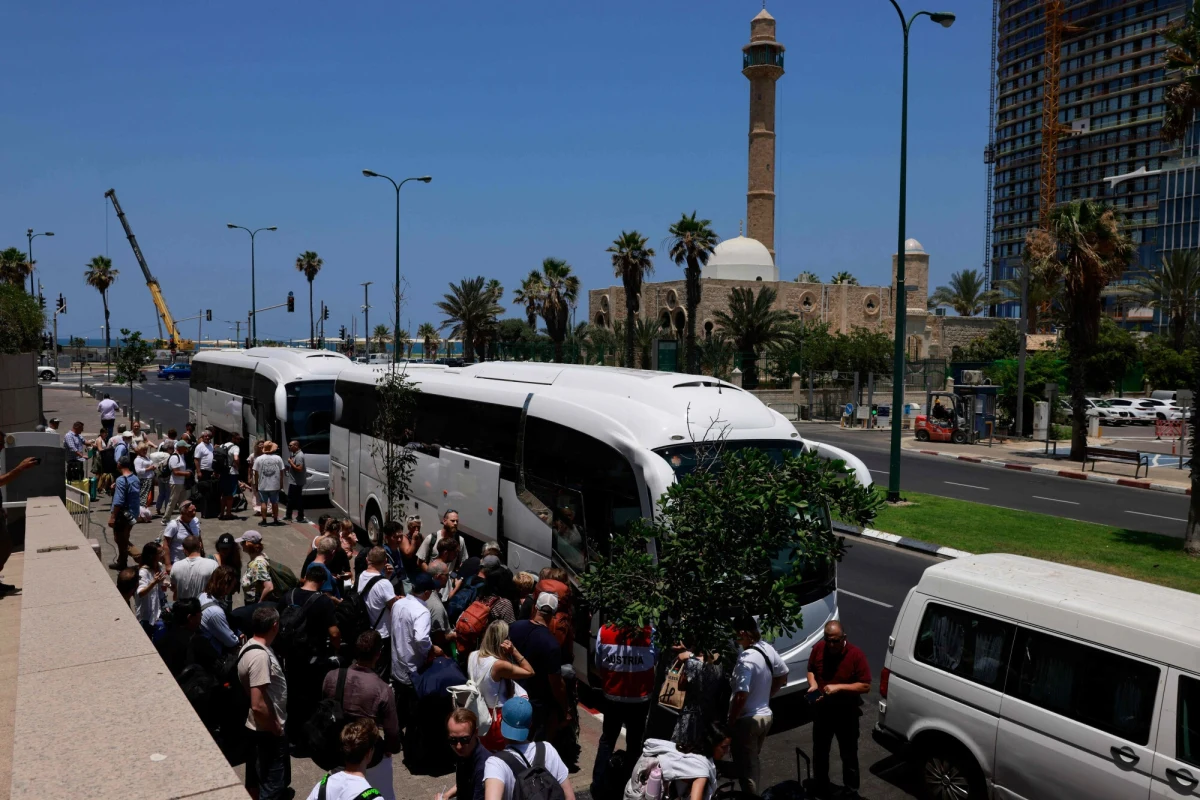 W niedzielę zakończyła się operacja ewakuacyjna obywateli polskich z obszaru Bliskiego Wschodu. Operacja ta stanowiła odpowiedź na rosnące zagrożenie w regionie. "W tej fazie konfliktu nie jest planowana pełna ewakuacja placówek w Tel Awiwie i Teheranie" - poinformowała w poniedziałek wiceszefowa MSZ Henryka Mościcka-Dendys.