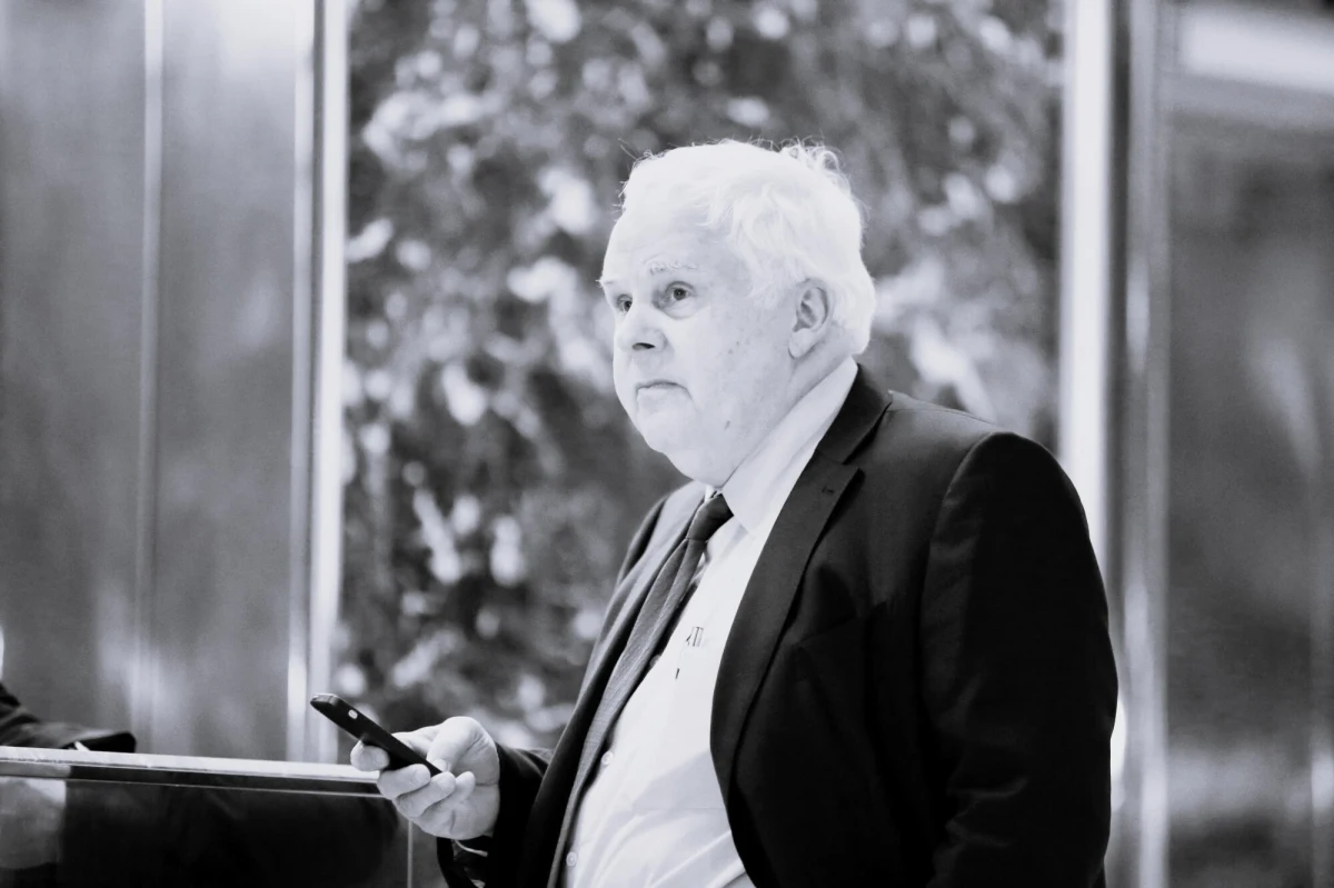 Fred Smith, założyciel amerykańskiego giganta zajmującego się dostawami paczek Federal Express, zmarł w wieku 80 lat. O śmierci założyciela i wieloletniego CEO poinformował jego następca na stanowisku szefa -  Raj Subramaniam. FedEx zatrudnia obecnie pół miliona ludzi na całym świecie. Smith stronił od wystąpień publicznych, choć jak przypomina BBC, zagrał epizodyczną rolę w filmie Toma Hanksa pt. "Cast Away: Poza światem", w którym pracownik FedExu zostaje uwięziony na wyspie po katastrofie samolotu.