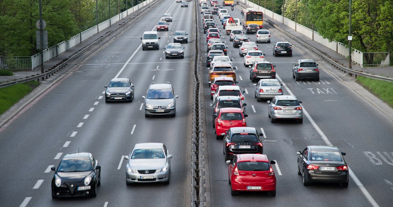 Kierowcy aut elektrycznych uratowani. Wciąż będą mogli jeździć buspasami