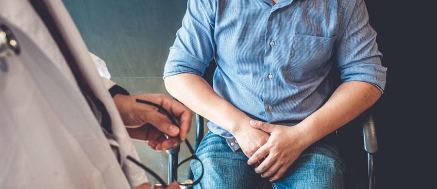 Co trzeci mężczyzna, który umarł z powodu choroby onkologicznej - miał raka prostaty. To ok. 5,5 tys. osób rocznie. Z kolei wczesne wykrycie nowotworu stwarza szansę na jego całkowite wyleczenie. Ryzyko rośnie po czterdziestce, ale diagnozę najczęściej słyszą panowie w wieku 70 lat. 