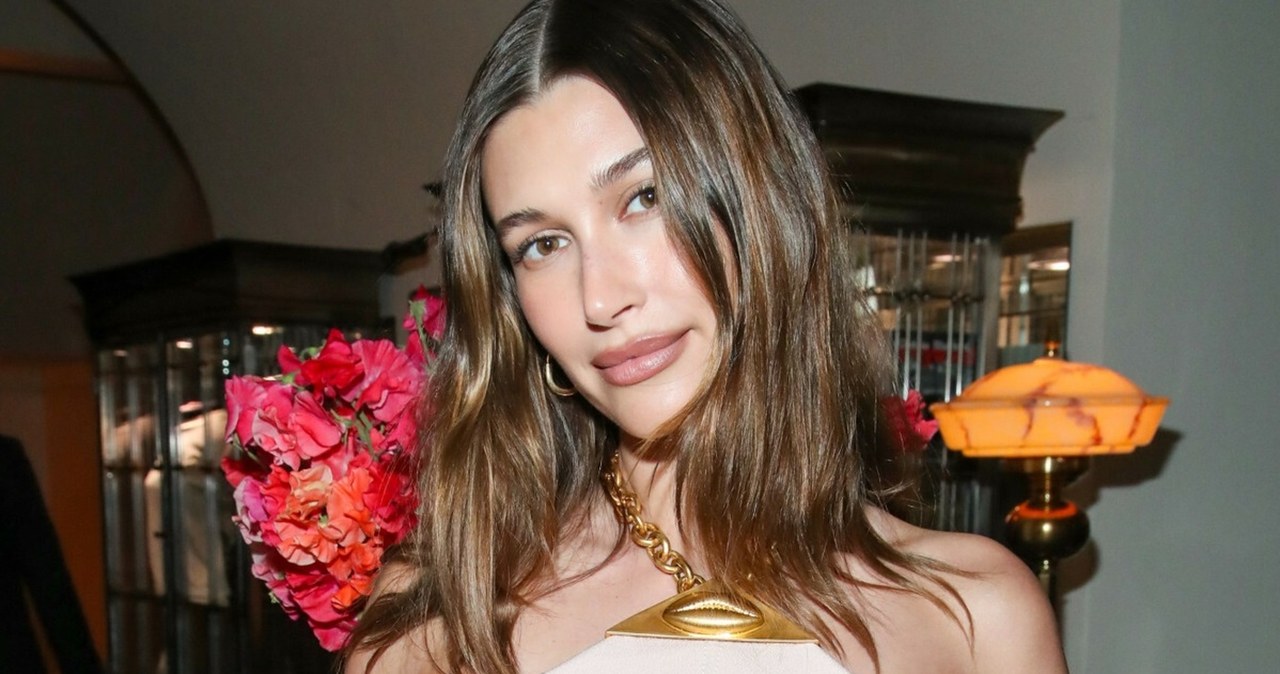 Hailey Bieber lansuje letni look. Jeden element stylizacji skradł show