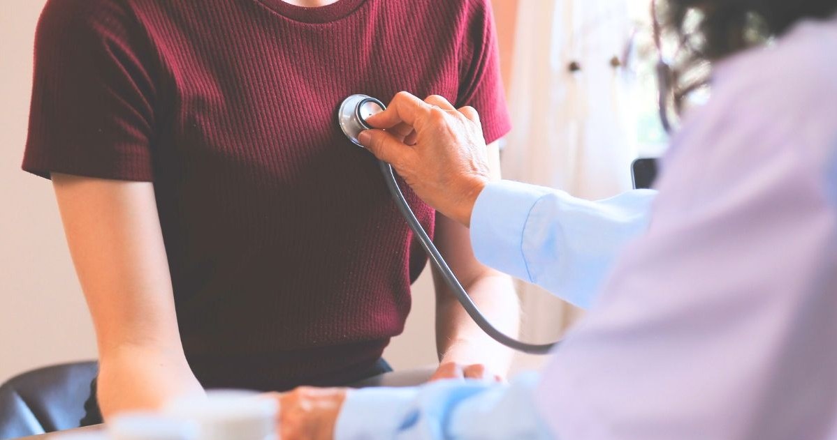 "Na zajęcia poszła w maseczce i rękawiczkach, ale szczęśliwa". Ponad 130 tysięcy przypadków rocznie