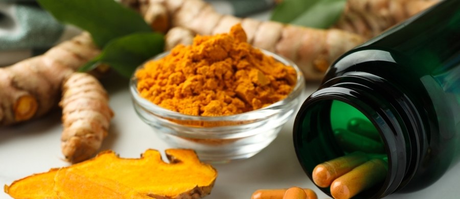 Zawiera ją cynamon, kurkuma czy mięta pieprzowa, ale jest też w suplementach diety z kurkumą. Kumaryna, to naturalny związek organiczny, chroniący rośliny przed szkodnikami. Spożywanie jej w dużych ilościach może być niebezpieczne dla funkcjonowania organizmu.