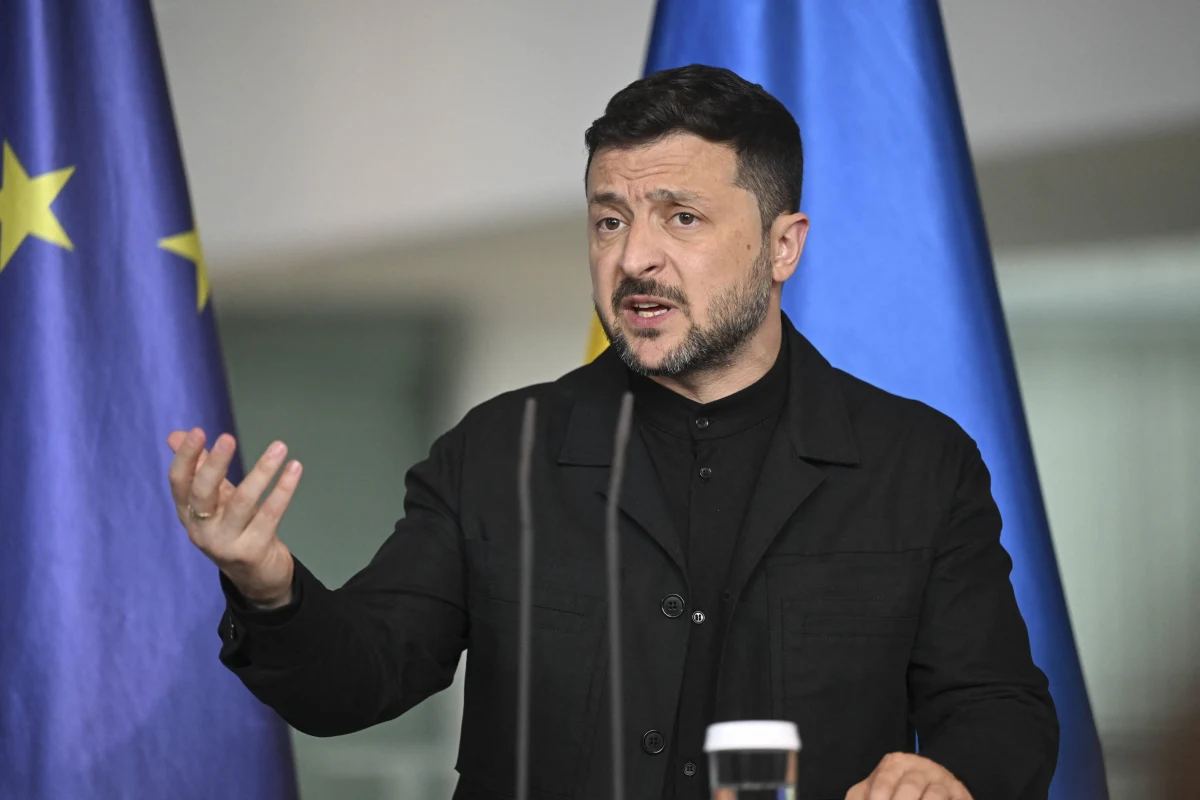 Szef Służby Bezpieczeństwa Ukrainy poinformował, że we wspólnej operacji przeprowadzonej z Agencją Bezpieczeństwa Wewnętrznego zatrzymano Polaka, którego zadaniem było przeprowadzenie zamachu na prezydenta Ukrainy Wołodymyra Zełenskiego na lotnisku w Rzeszowie. Wasyl Maliuk ujawnił te informacje podczas spotkania z dziennikarzami w Kijowie. Chodzi o akcję przeprowadzoną w kwietniu zeszłego roku. Z kolei jak informuje dziennikarz RMF FM Krzysztof Zasada, który rozmawiał z przedstawicielami polskich służb, żadnej próby zamachu w Rzeszowie nie było, a jedynie być może wczesne plany szykowane w Moskwie.