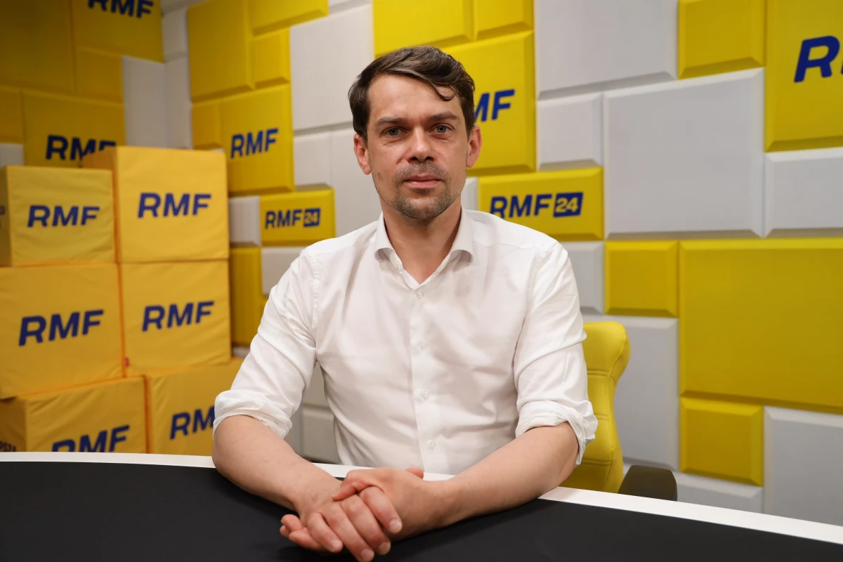 "Brakuje oferty dla osób, które chcą coś zmieniać w swoich gospodarstwach. Mamy w tej chwili rolnictwo przed wielkim zakrętem (...). Niedługo żywność będzie tak droga, jak mieszkania w Warszawie" - powiedział w Popołudniowej rozmowie w RMF FM Michał Kołodziejczak. Były wiceminister rolnictwa odniósł się także do kwestii ponownego przeliczenia głosów oddanych w wyborach prezydenckich. "Nie zgadzam się z tym. Ten lament nikogo do niczego nie przekona, a jeśli będzie się utrzymywał, to notowania rządu będą jeszcze gorsze. Ludzie wolą sprawczość. To tylko pogłębi spór w Polsce" - powiedział gość Grzegorza Sroczyńskiego.