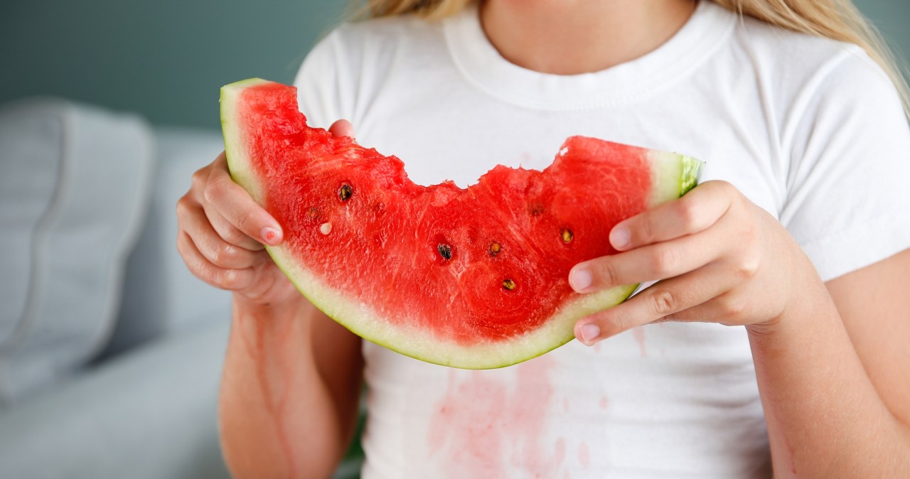 Plama po truskawkach? Ten trik uratuje twoją ulubioną bluzkę!