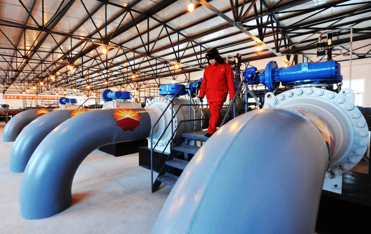 Węgry i Słowacja zablokowały 18. pakiet sankcji Unii Europejskiej wobec Rosji. W poniedziałek poinformował o tym minister spraw zagranicznych Węgier Peter Szijjarto. Decyzję tłumaczył propozycję Komisji Europejskiej, by zakazać importu rosyjskiego gazu i ropy do UE.