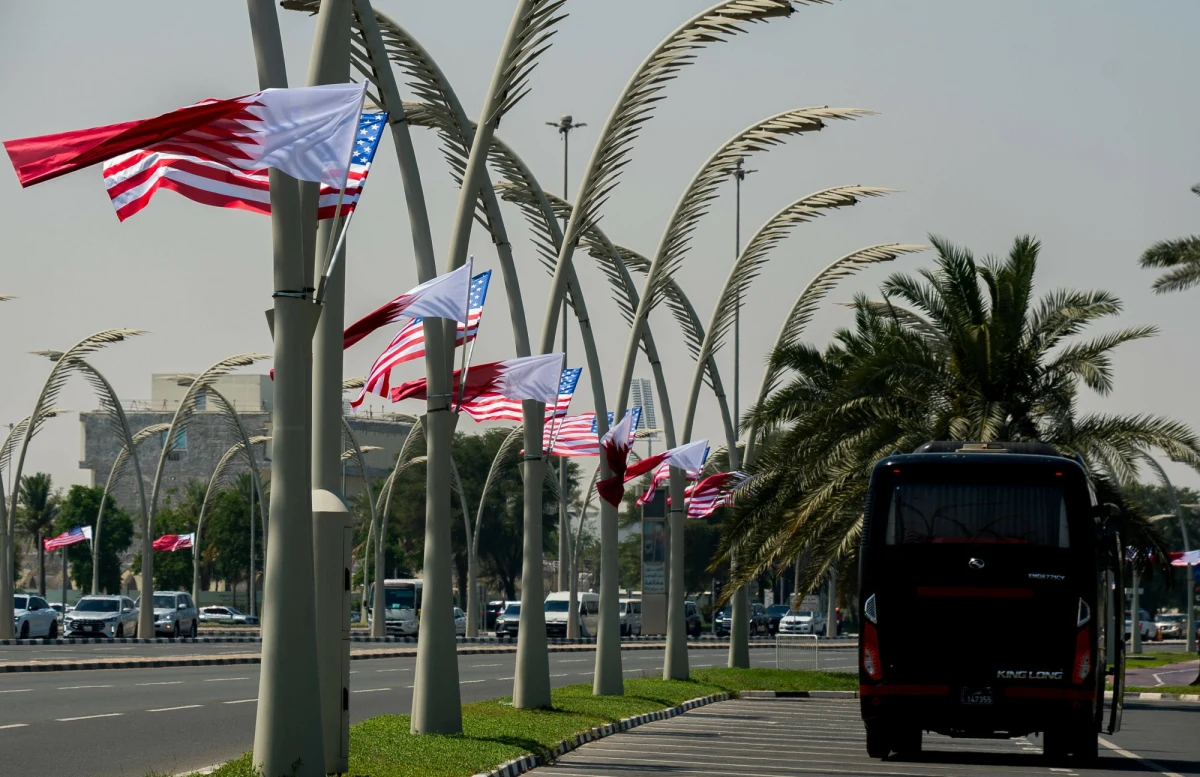 +974 33 68 07 66 - to dyżurny konsularny numer, pod który w sytuacjach pilnych mogą dzwonić Polacy przebywający w Katarze w związku z atakiem rakietowym na bazę wojskową Al-Udeid. "W razie potrzeby uruchomione zostaną dodatkowe kanały kontaktu alarmowego" - poinformowała w poniedziałek wieczorem Ambasada RP w Dosze, stolicy Kataru. Placówka zaapelowała do naszych rodaków, by unikali miejsc publicznych.