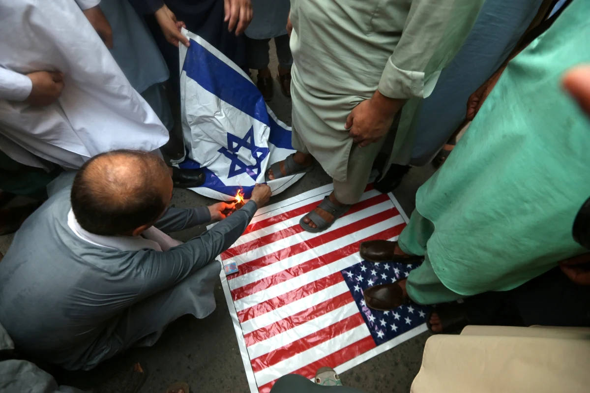 ​Dziś rano Iran wystrzelił w kierunku Izraela 15 pocisków balistycznych, ten odpowiedział atakiem na miasto Karadż, w okolicy Teheranu. Wieczorem pociski poleciały w kierunku amerykańskich baz w regionie. Nie słabnie wymiana ognia po zaangażowaniu się Stanów Zjednoczonych w tę wojnę. Dlaczego Trump zdecydował się w nią włączyć? "Miał dużą szansę budować pokój w regionie. Nie wykorzystał jej z sobie tylko wiadomych powodów" - tak w Radiu RMF24 ocenił decyzję Donalda Trumpa prof. Przemysław Osiewicz z Wydziału Nauk Politycznych i Dziennikarstwa Uniwersytetu im. Adama Mickiewicza w Poznaniu.