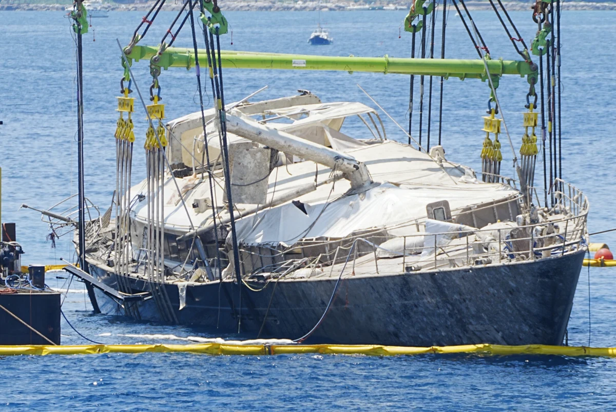 Wrak superjachtu Bayesian został podniesiony z dna morskiego i znajduje się na teraz na lądzie na Sycylii. Po wyschnięciu będą mogli zająć się nim prokuratorzy, badający sprawę tajemniczego zatonięcia, które doprowadziło do śmierci siedmiu osób, w tym brytyjskiego przedsiębiorcy Mike’a Lyncha.