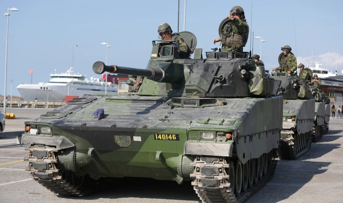 Choć jeszcze kilka lat temu na Gotlandii nie było żadnego szwedzkiego żołnierza, w tym roku na tej strategicznie ważnej wyspie na środku Bałtyku stacjonuje 400 wojskowych, a przeszkolonych zostanie 300 poborowych. Inwestycje Sztokholmu zapoczątkowała rosyjska pełnowymiarowa agresja na Ukrainę. Szwecja zainwestowała m.in. w niemiecki systemem obrony powietrznej średniego zasięgu.