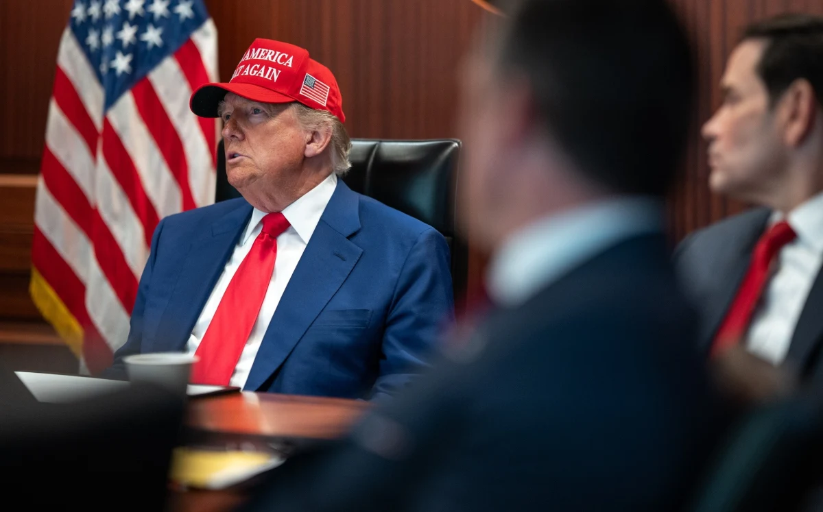 Biały Dom spodziewał się irańskiego ataku na amerykańską bazę w Katarze, jednak prezydent Donald Trump nie zamierza odpowiadać militarnie – informują CNN i "New York Times". Według źródeł administracji nie chce on eskalować zaangażowania USA w regionie, choć ostateczna decyzja ma zapaść po konsultacjach z zespołem ds. bezpieczeństwa narodowego.