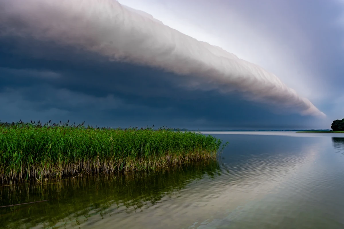 Ogromna tragedia na jeziorze Tahoe w południowo-zachodnich Stanach Zjednoczonych. Nagły, bardzo silny wiatr przewrócił łódź z dziesięcioma osobami na pokładzie. Udało się uratować tylko dwie z nich - osiem zginęło.