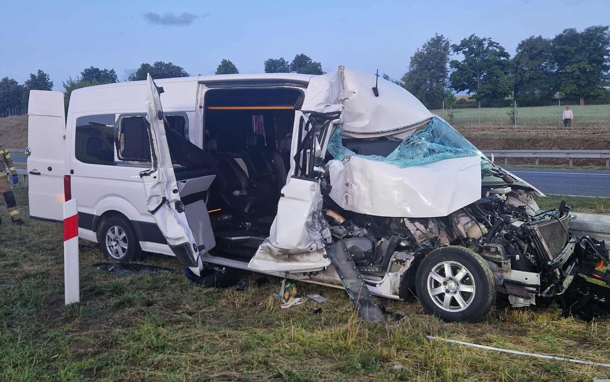 Bus zderzył się z ciężarówką. Są ranni, lądował śmigłowiec LPR [ZDJĘCIA]