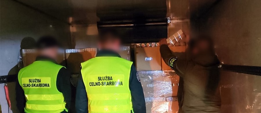 1,7 mln zł - to wartość rynkowa wyrobów tytoniowych przejętych przez Centralne Biuro Śledcze Policji i Krajową Administrację Skarbową. Papierosy znajdowały się w przestrzeni ładunkowej pojazdu ciężarowego. Należności podatkowe z tytułu wprowadzenia ich na rynek to około 2,5 mln zł. Do przechwycenia towaru doszło na drodze krajowej nr 2 w powiecie bialskim w województwie lubelskim. W akcji wykorzystano nowoczesny sprzęt.