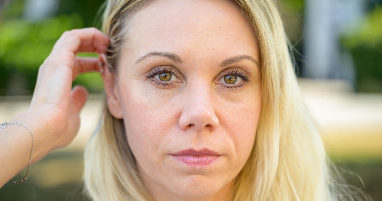 Popularny błąd w wieczornej pielęgnacji. Efekt? Większe zmarszczki pod oczami