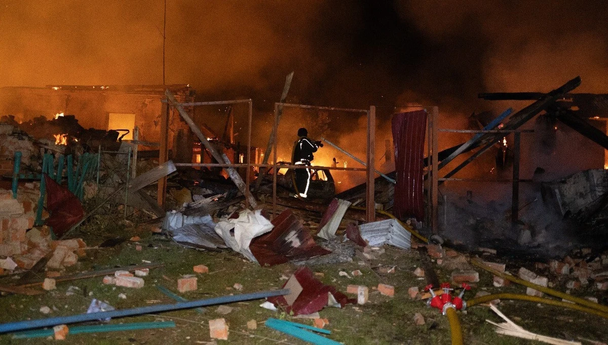 To była kolejna niespokojna noc w Ukrainie, bowiem siły rosyjskie zaatakowały sąsiedni kraj 97 dronami. O ile ukraińskiej obronie powietrznej udało się zestrzelić zdecydowaną większość bezzałogowców, to kilka z nich dosięgło jednak swoich celów, zabijając łącznie 7 osób.