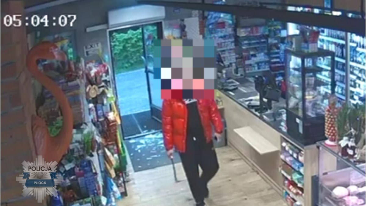 W popłochu chowali się na zapleczu. 27-latek z maczetą wtargnął do sklepu NAGRANIE