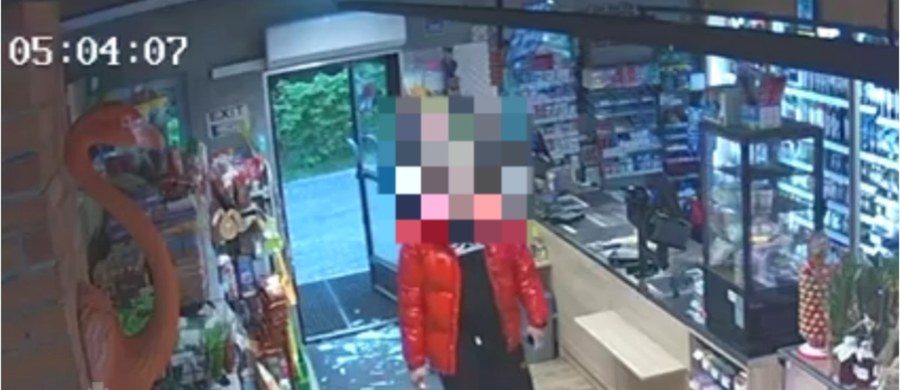 Sąd aresztował na trzy miesiące mężczyznę, który kilka dni temu na terenie gminy Gąbin na Mazowszu wtargnął do sklepu z maczetą. Wcześniej uszkodził zaparkowany samochód. Osoby, które były w sklepie, schowały się na zapleczu. 